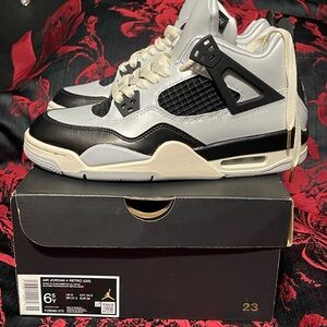 Jordan Kids Sneakers Retro 4 Pure Platinum Black and White 6.5Y (GS)